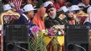 Sultán de Malasia junto al primer ministro