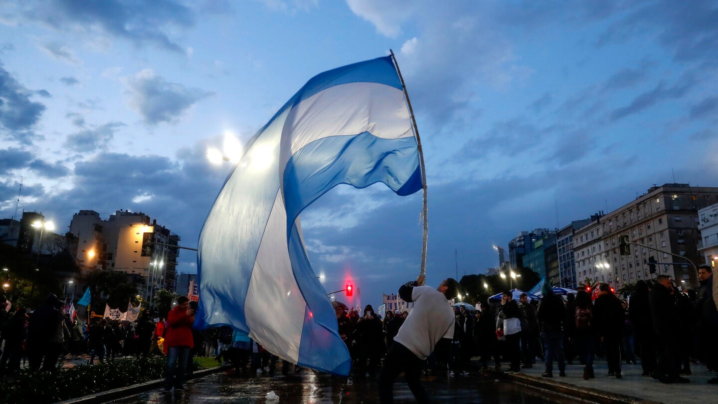 Un joven ondea una bandera argentina durante una marcha universitaria en la ciudad de Buenos Aires 