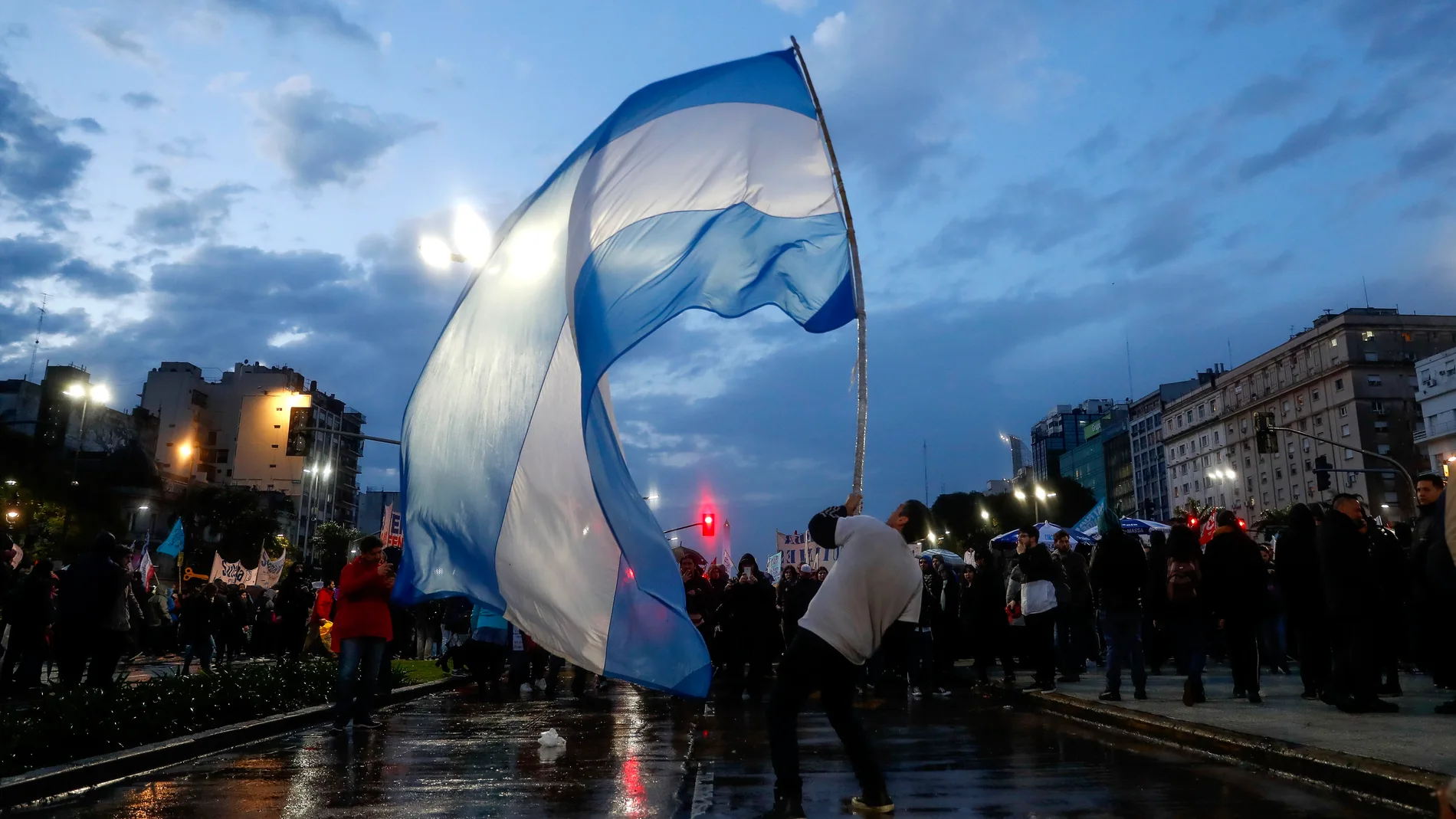Un joven ondea una bandera argentina durante una marcha universitaria en la ciudad de Buenos Aires 