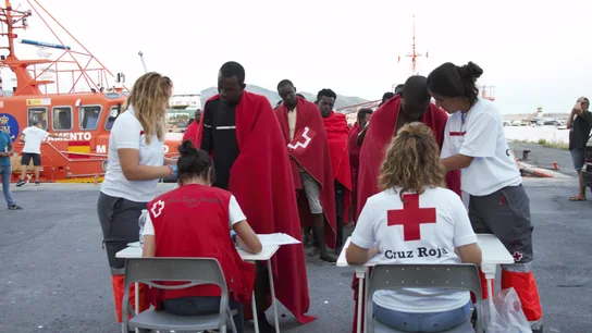 Miembros de la Cruz Roja atienden a decenas de migrantes rescatados por Salvamento Marítimo de una patera en la cercanías de la Isla de Alborán Miembros de la Cruz Roja atienden a decenas de migrantes rescatados por Salvamento Marítimo de una patera en la cercanías de la Isla de Alborán