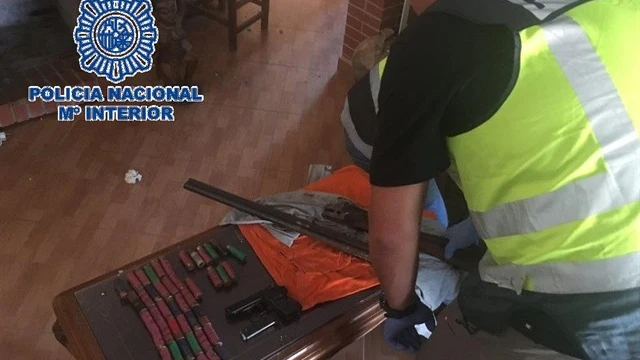 Imagen de la intervención de la Policía en la finca donde ocurrió el suceso