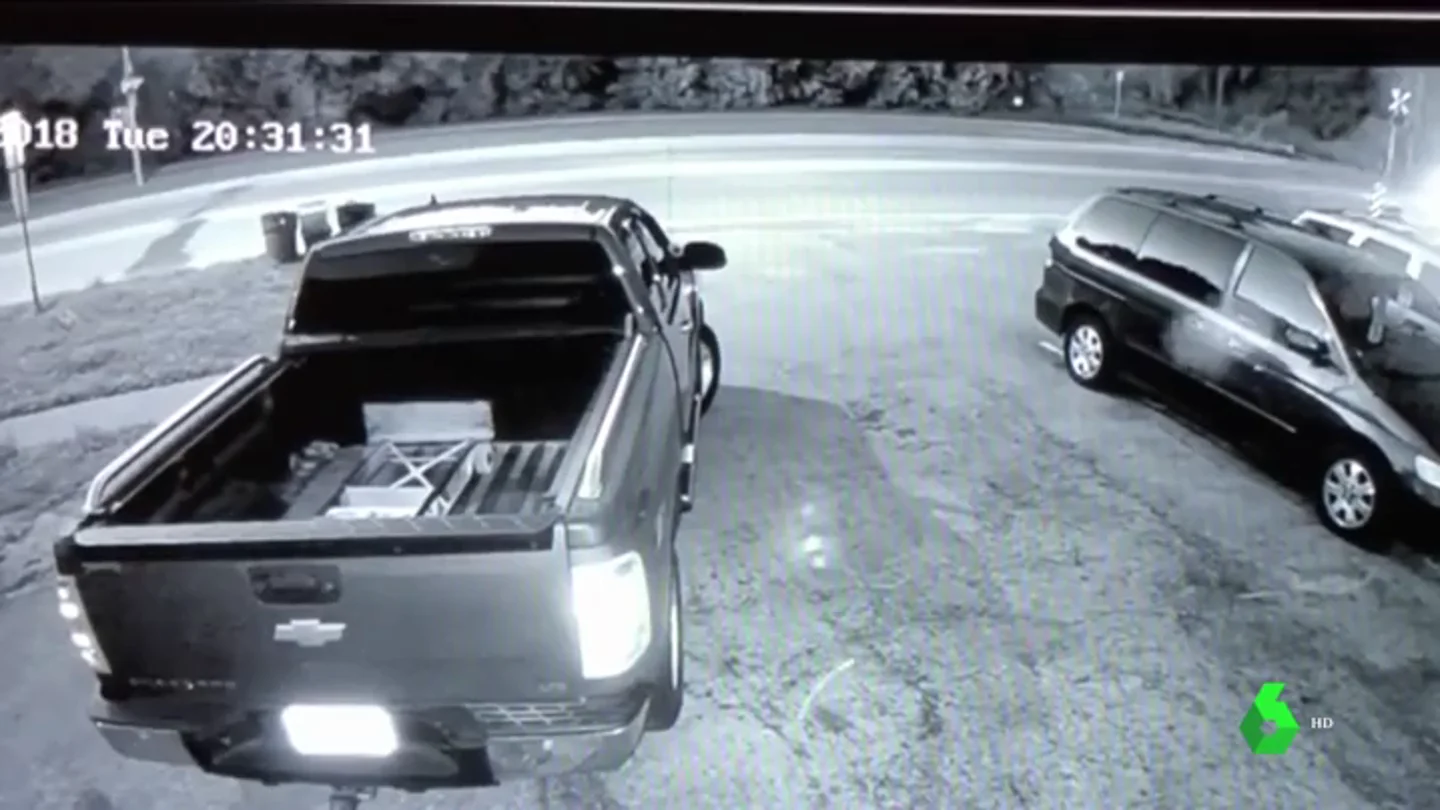 Una cámara graba un coche Tesla volando Una cámara graba un coche Tesla volando