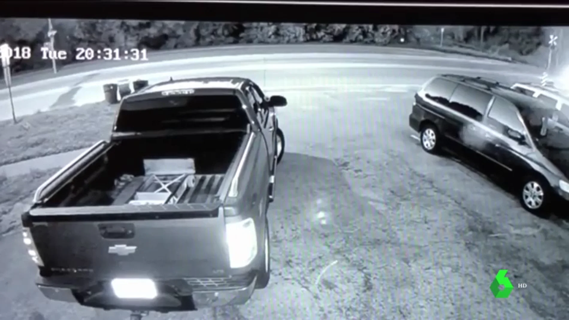 Una cámara graba un coche Tesla volando