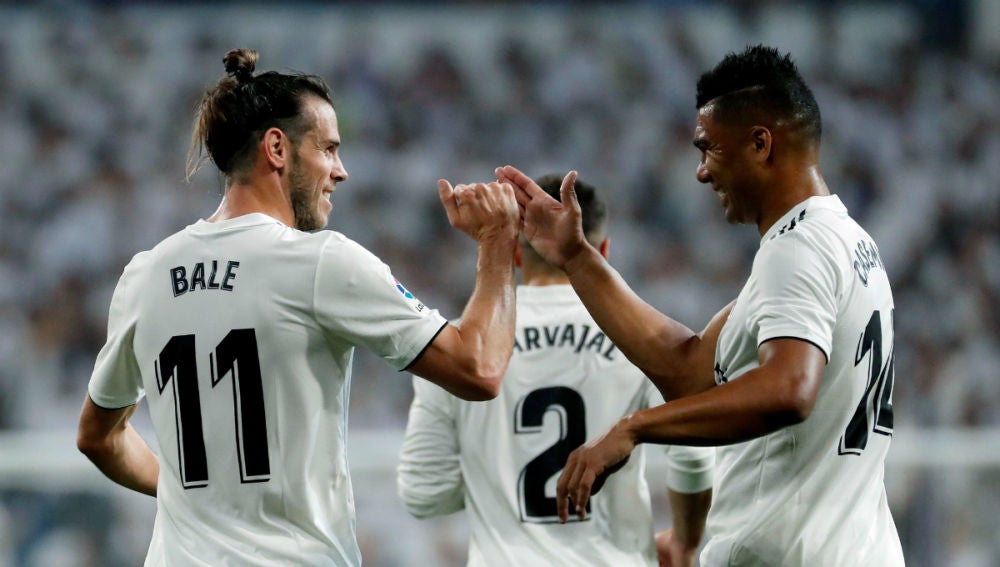 Bale y Casemiro celebran un gol