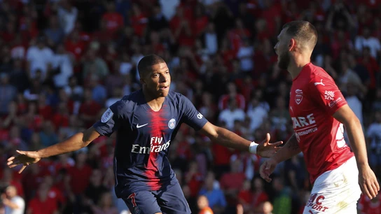 Mbappe y Cavani evitan un susto al París Saint Germain Mbappe y Cavani evitan un susto al París Saint Germain