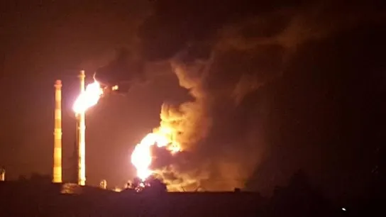 Ocho heridos en un gran incendio en una refinería alemana Ocho heridos en un gran incendio en una refinería alemana