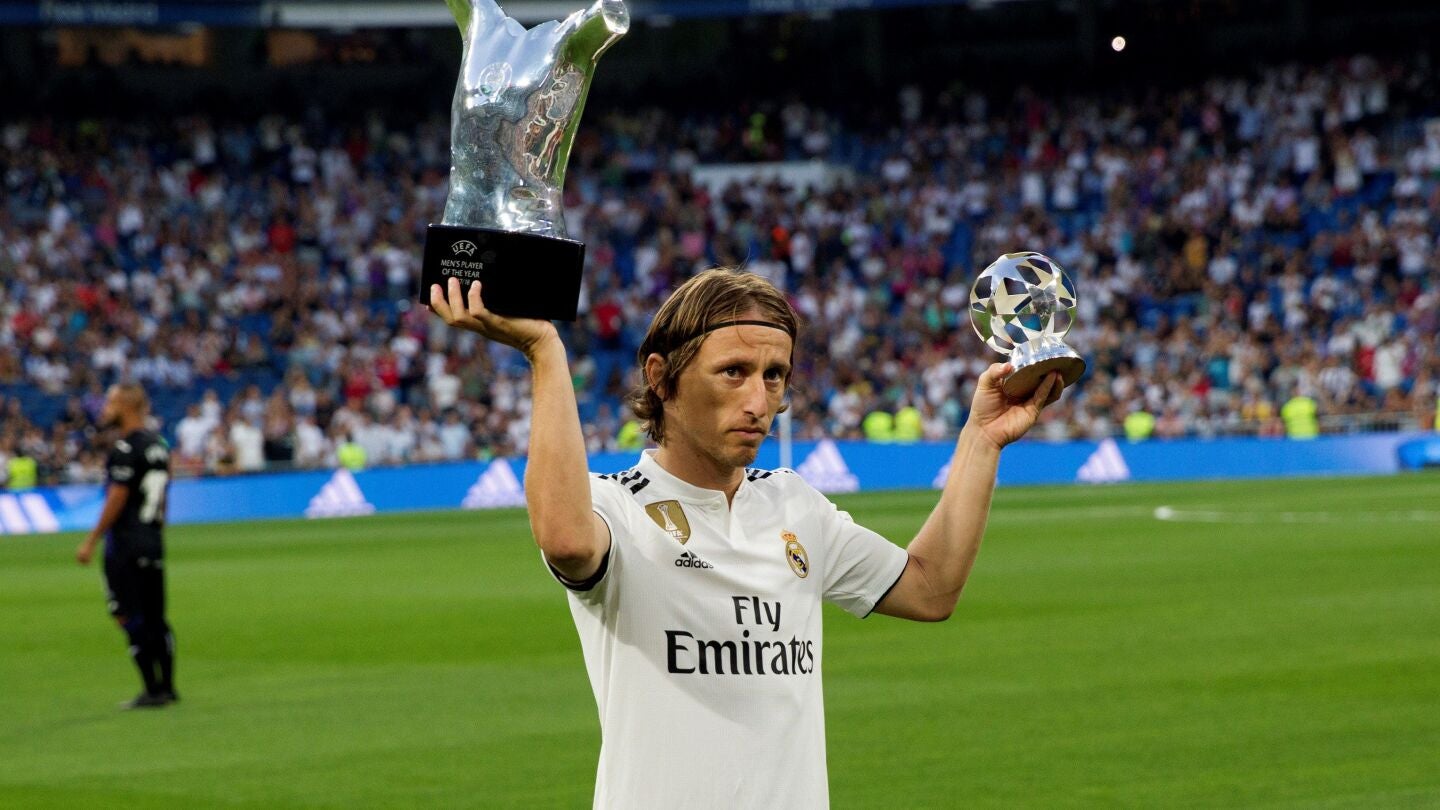 Modric, Ramos y Navas ofrecen sus premios de la UEFA a los madridistas