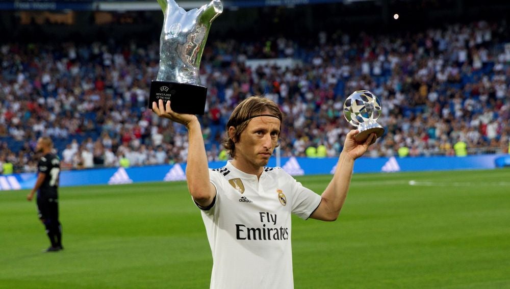 Modric, Ramos y Navas ofrecen sus premios de la UEFA a los madridistas