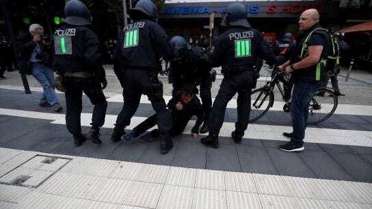 Agentes bloquean a un hombre en la marcha de ultraderechistas en Chemnitz 