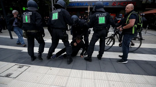 Agentes bloquean a un hombre en la marcha de ultraderechistas en Chemnitz Agentes bloquean a un hombre en la marcha de ultraderechistas en Chemnitz