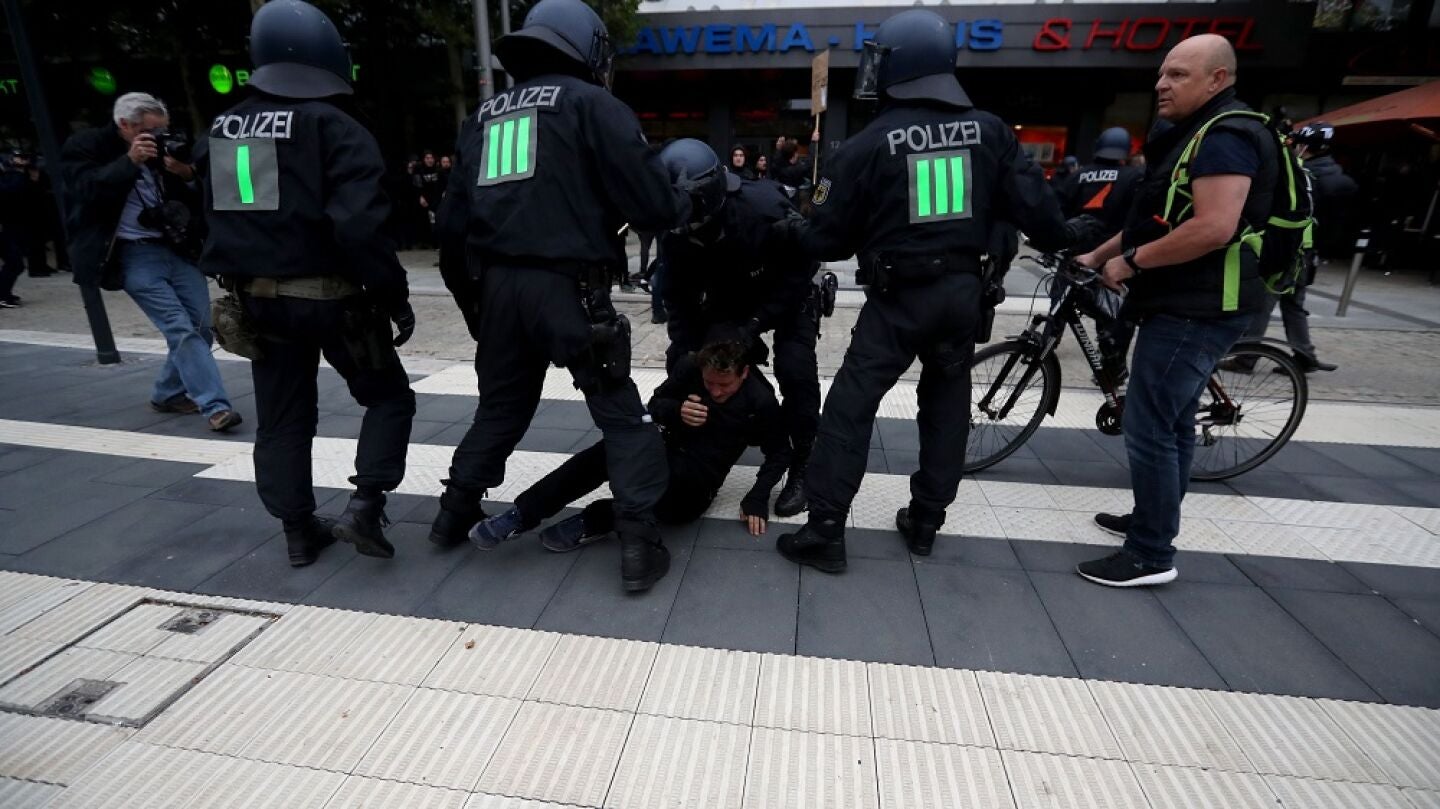 Agentes bloquean a un hombre en la marcha de ultraderechistas en Chemnitz 