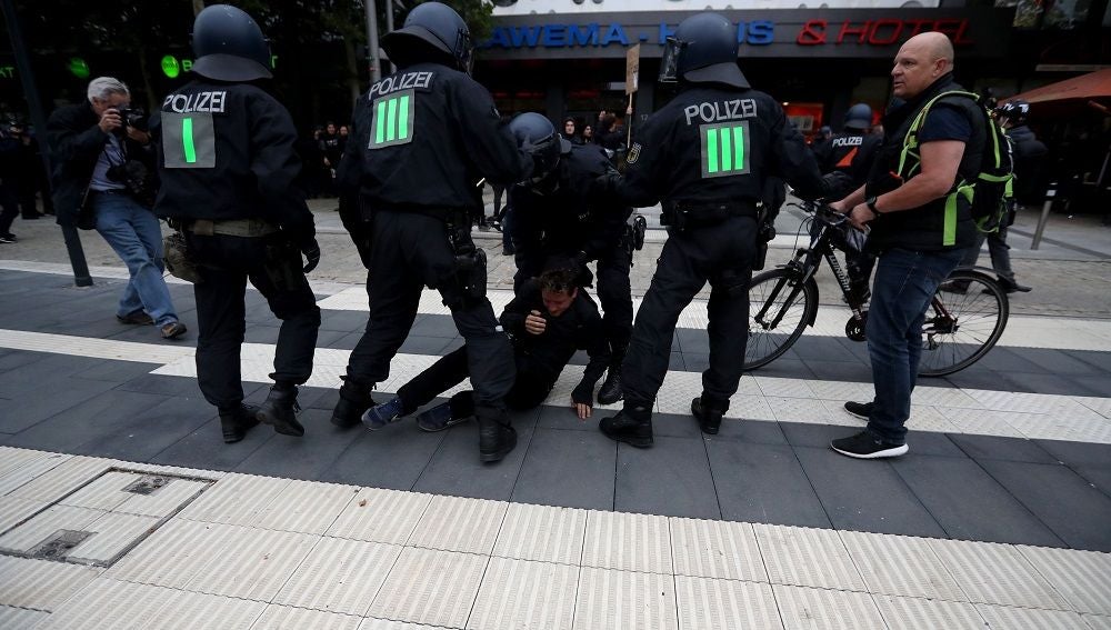 Agentes bloquean a un hombre en la marcha de ultraderechistas en Chemnitz 