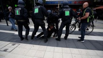 Agentes bloquean a un hombre en la marcha de ultraderechistas en Chemnitz 