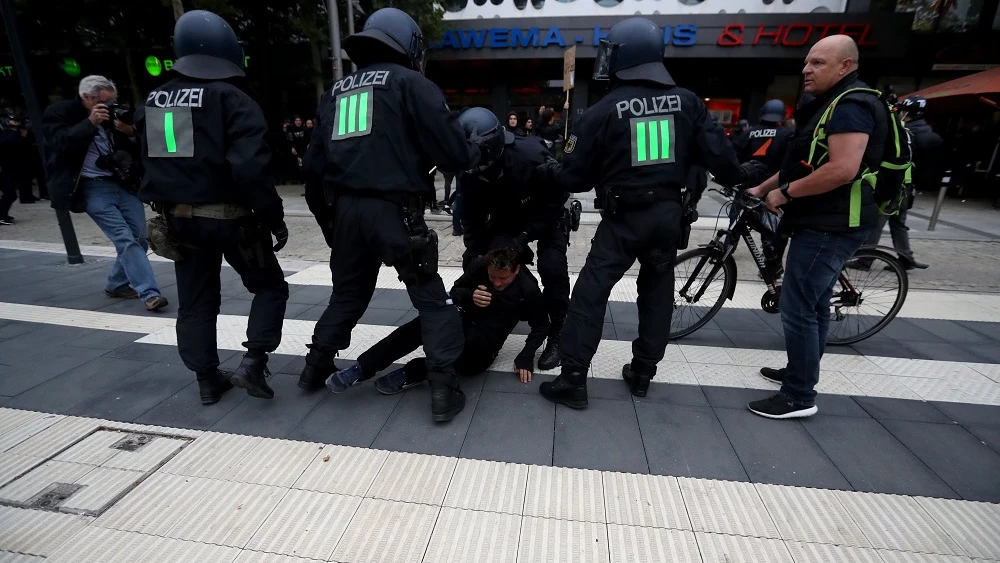 Agentes bloquean a un hombre en la marcha de ultraderechistas en Chemnitz 