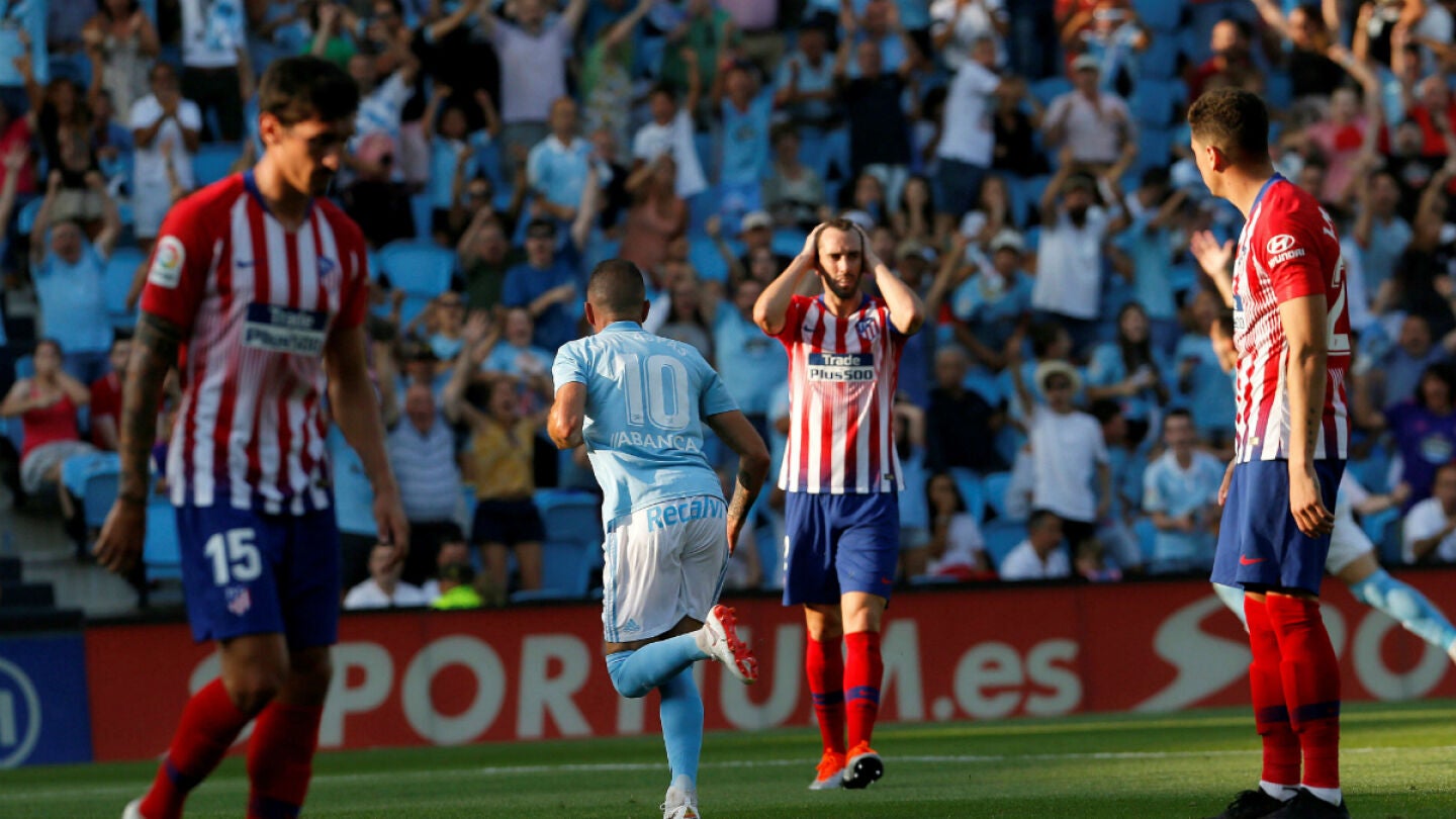 Iago Aspas celebra un gol ante la frustraci&oacute;n del Atl&eacute;tico