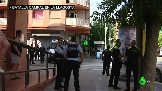 El clan de La Llagosta abandona su piso y los Mossos lo tapian tras las violentas protestas vecinales El clan de La Llagosta abandona su piso y los Mossos lo tapian tras las violentas protestas vecinales