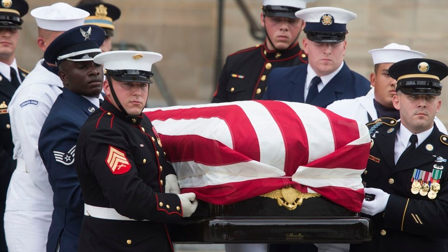 Una guardia de honor militar lleva el f&eacute;retro del senador John McCain