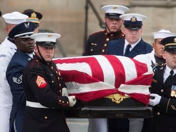 Una guardia de honor militar lleva el féretro del senador John McCain Una guardia de honor militar lleva el féretro del senador John McCain