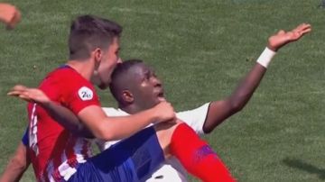 El capitán del filial del Atlético intenta morder a Vinicius Jr.