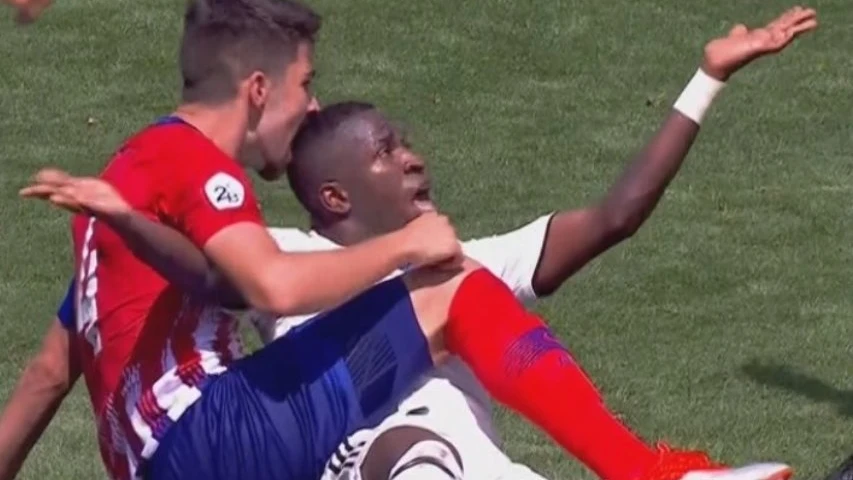 El capitán del filial del Atlético intenta morder a Vinicius Jr.