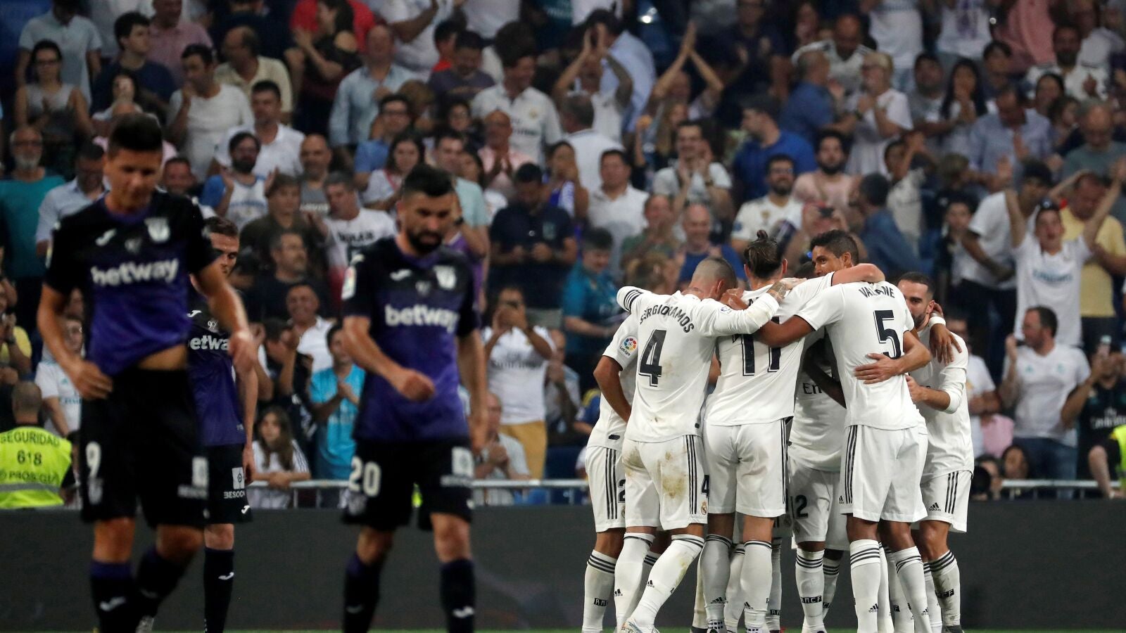  Los jugadores del Real Madrid celebran el gol de Karim Benzema