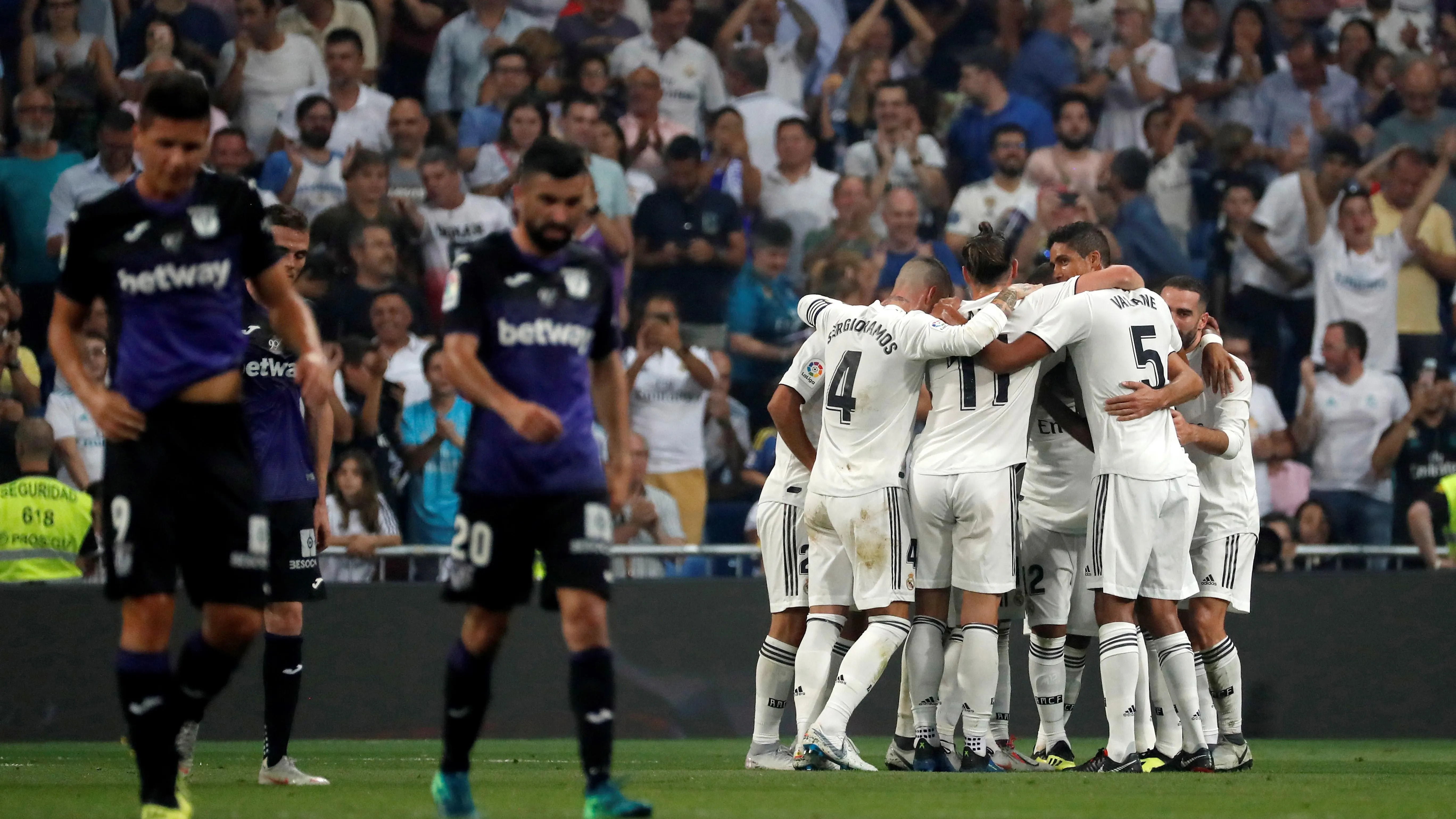  Los jugadores del Real Madrid celebran el gol de Karim Benzema