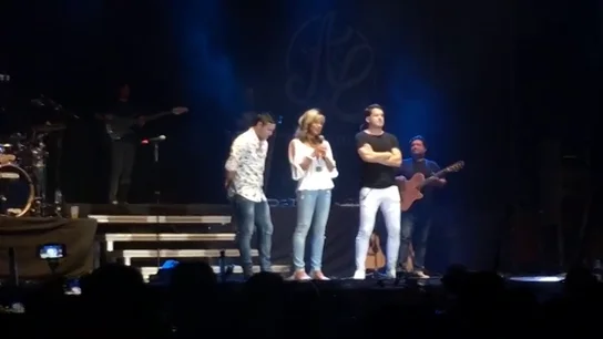 La madre de Diana Quer sube al escenario de un concierto de Andy y Lucas para mostrarles su apoyo: "Ojalá tuviéramos en España muchos como ellos" La madre de Diana Quer sube al escenario de un concierto de Andy y Lucas para mostrarles su apoyo: "Ojalá tuviéramos en España muchos como ellos"