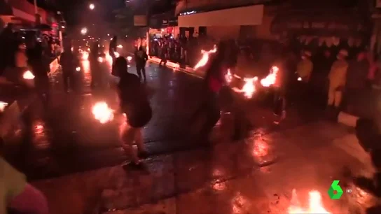 Bañan trapos en gasolina, les prenden fuego y los lanzan: batalla de bolas de fuego en El Salvador Bañan trapos en gasolina, les prenden fuego y los lanzan: batalla de bolas de fuego en El Salvador
