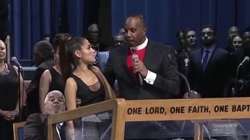 Polémica en EEUU por cómo el obispo del funeral de Aretha Franklin agarró por el pecho a la cantante Ariana Grande