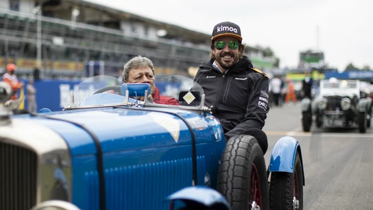 Fernando Alonso, en un coche clásico Fernando Alonso, en un coche clásico