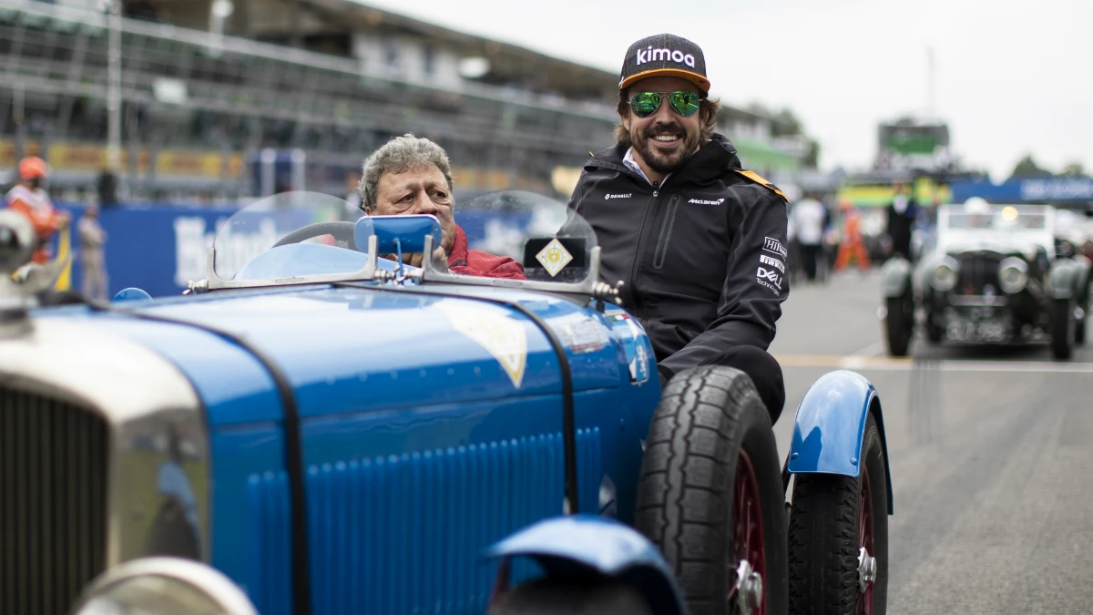 Fernando Alonso, en un coche clásico