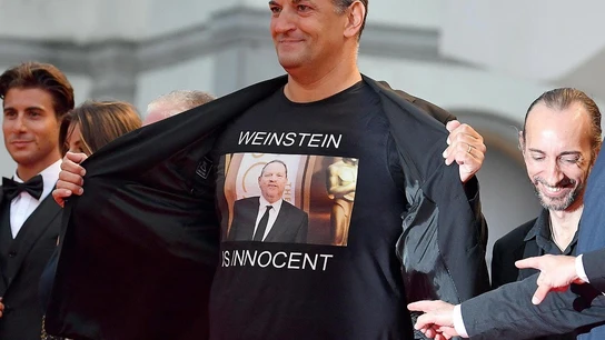 Imagen de un director italiano con una camiseta de 'Weinstein inocente' Imagen de un director italiano con una camiseta de 'Weinstein inocente'