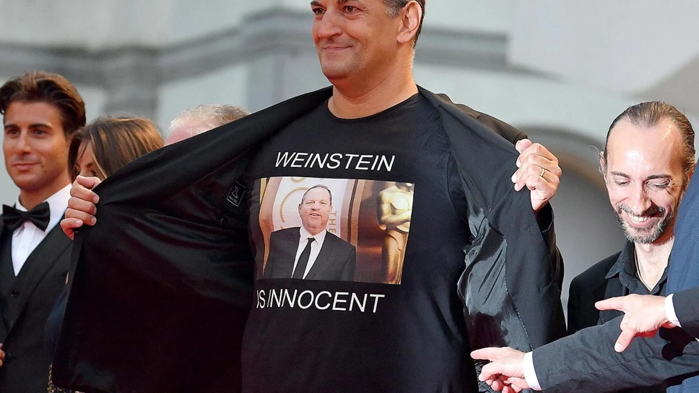 Imagen de un director italiano con una camiseta de 'Weinstein inocente' Imagen de un director italiano con una camiseta de 'Weinstein inocente'