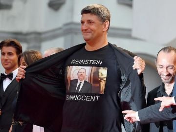 Imagen de un director italiano con una camiseta de 'Weinstein inocente' Imagen de un director italiano con una camiseta de 'Weinstein inocente'