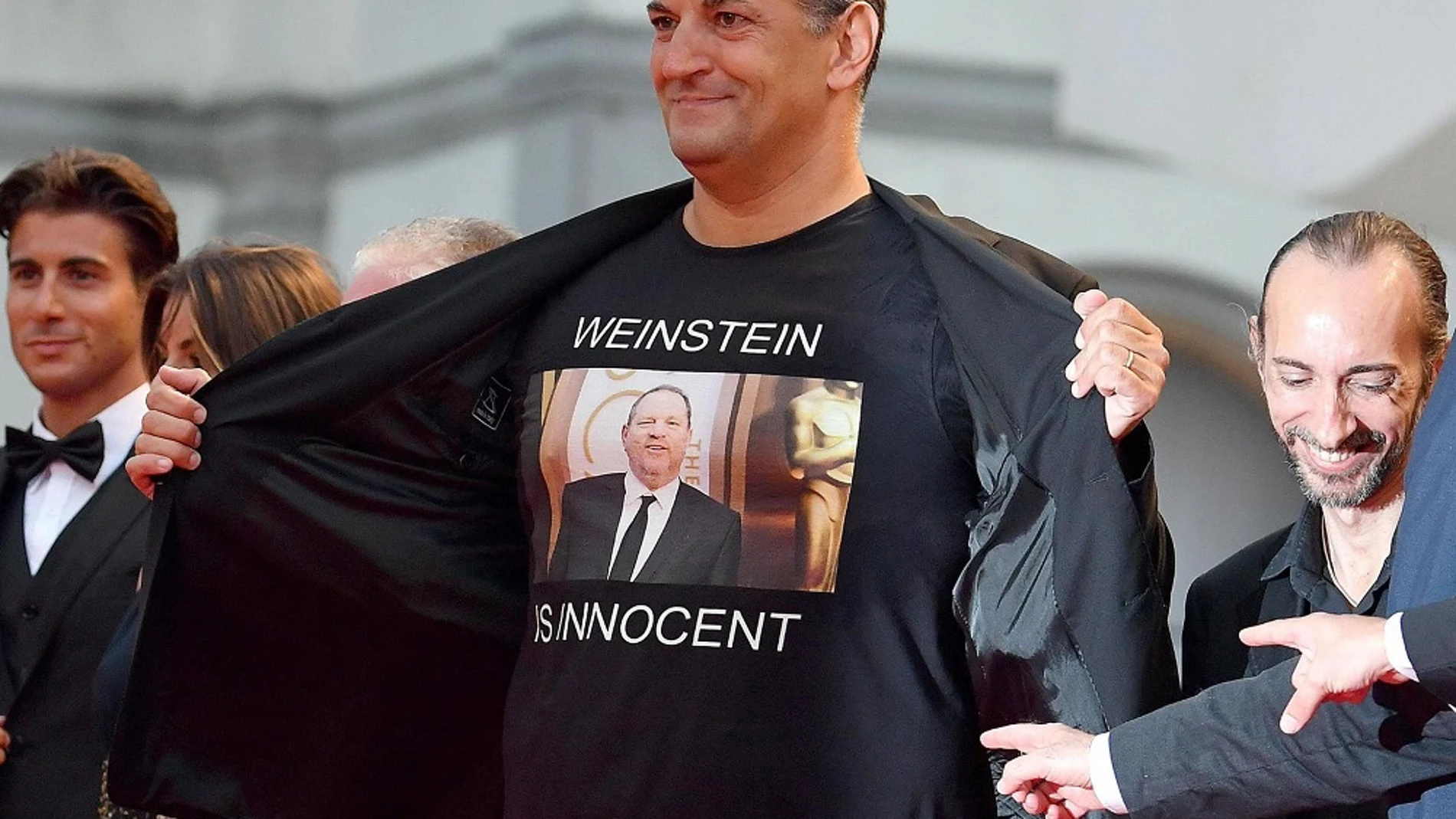 Imagen de un director italiano con una camiseta de 'Weinstein inocente'