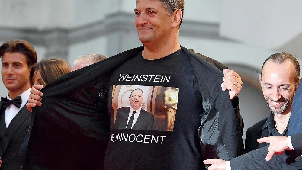 Imagen de un director italiano con una camiseta de 'Weinstein inocente'