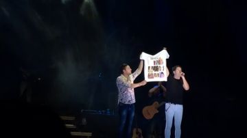 Andy y Lucas vuelven a usar su camiseta de 'Justicia ya' tapando la foto de Gabriel Cruz: "La pena tiene que ser más dura para esos canallas"