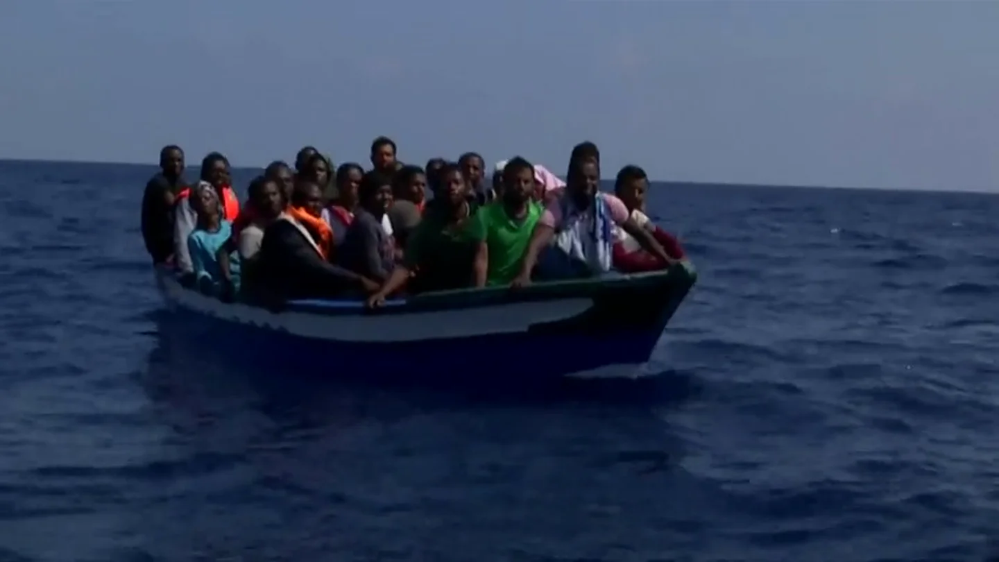 Imagen de una patera con un grupo de migrantes a bordo Imagen de una patera con un grupo de migrantes a bordo