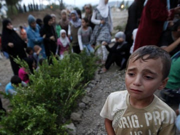 Un niño migrante en un campo de refugiados de Australia Un niño migrante en un campo de refugiados de Australia