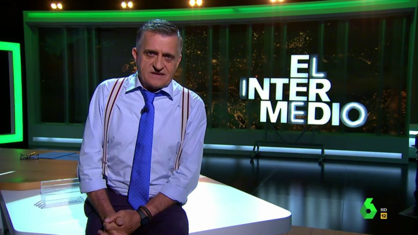 El Gran Wyoming en el pico de la mesa de El Intermedio