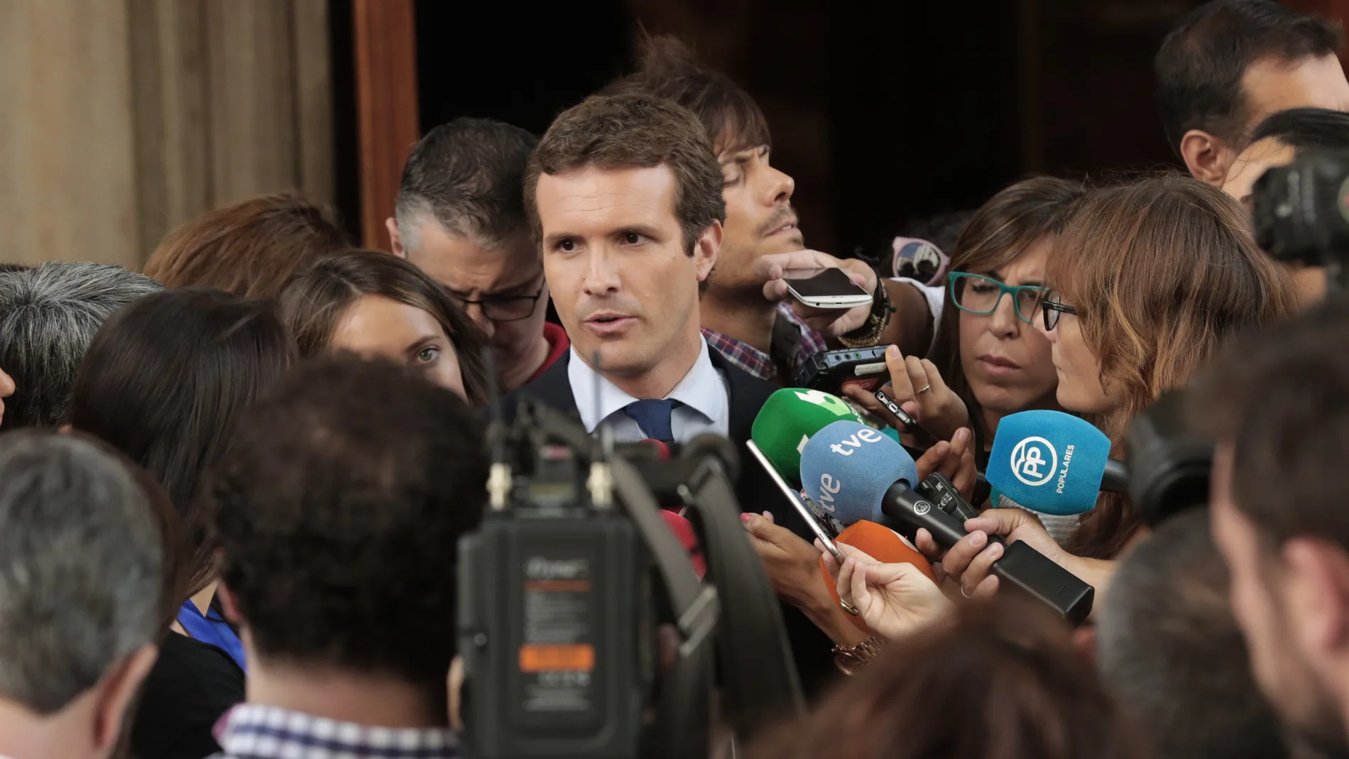 El presidente del PP, Pablo Casado, atiende a los medios 