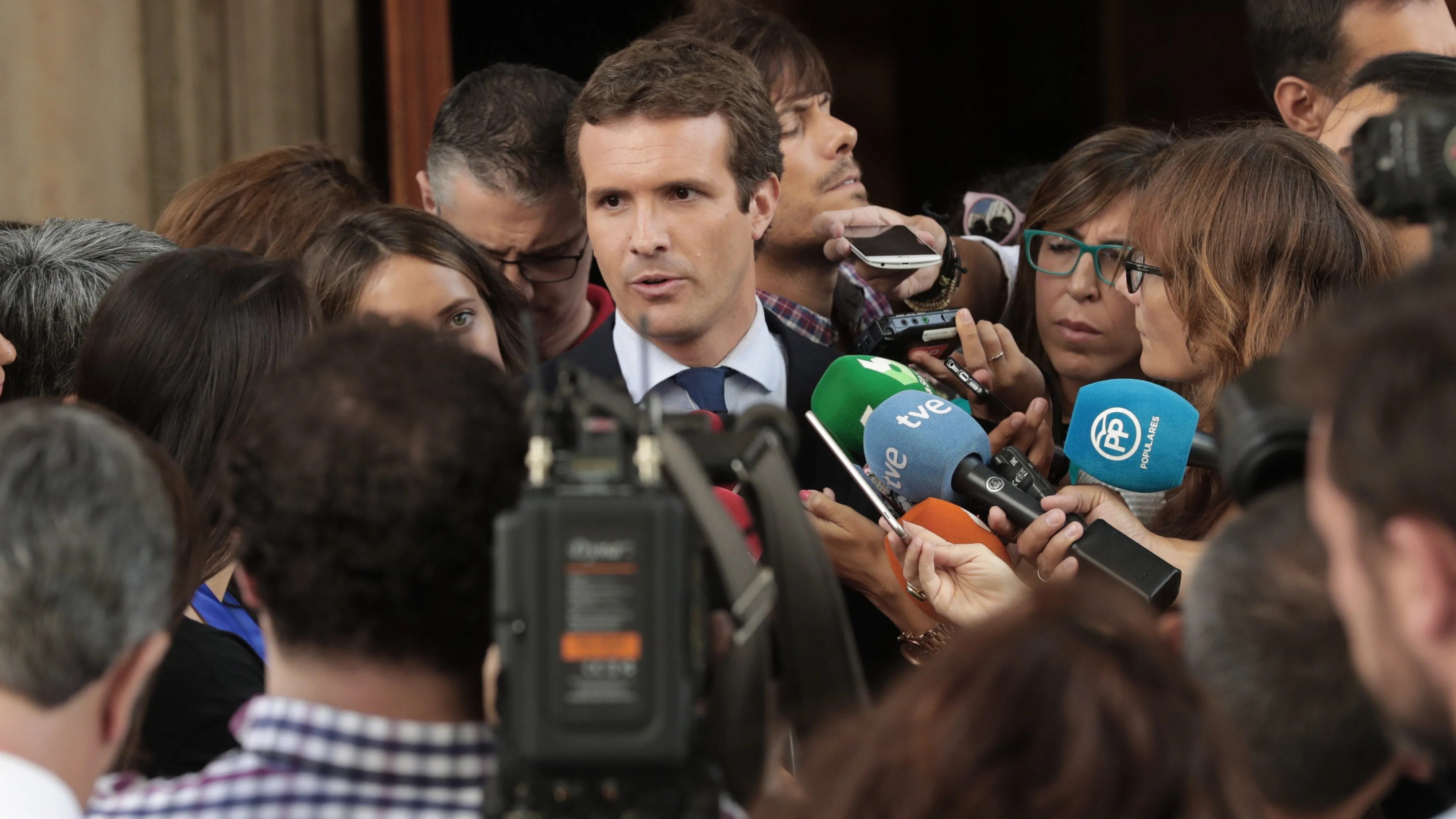 El presidente del PP, Pablo Casado, atiende a los medios 