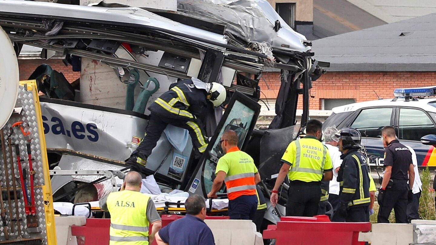 Estado en el que ha quedado el autob&uacute;s de l&iacute;nea de la compa&ntilde;&iacute;a Alsa tras colisionar contra un pilar de cemento