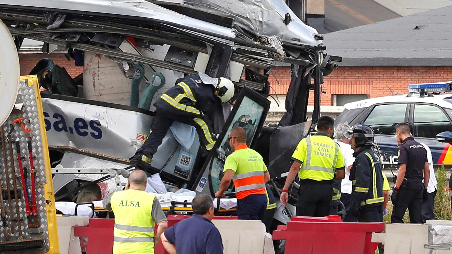 Estado en el que ha quedado el autobús de línea de la compañía Alsa tras colisionar contra un pilar de cemento