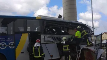 Imagen del autobús empotrado en Avilés