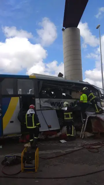 Imagen del autobús empotrado en Avilés Imagen del autobús empotrado en Avilés