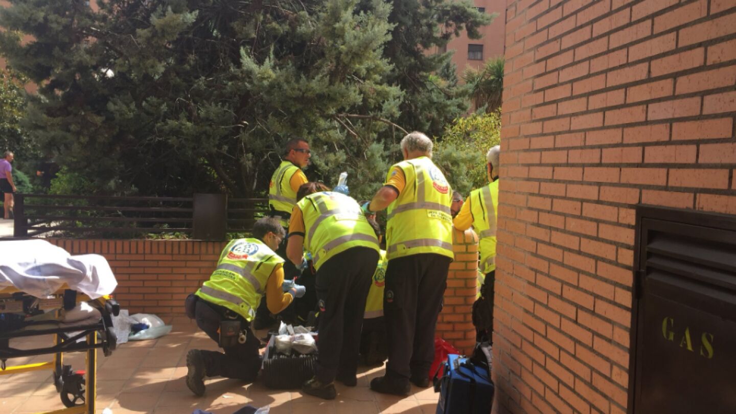 Los sanitarios atienden a un hombre, en estado cr&iacute;tico tras recibir un disparo.