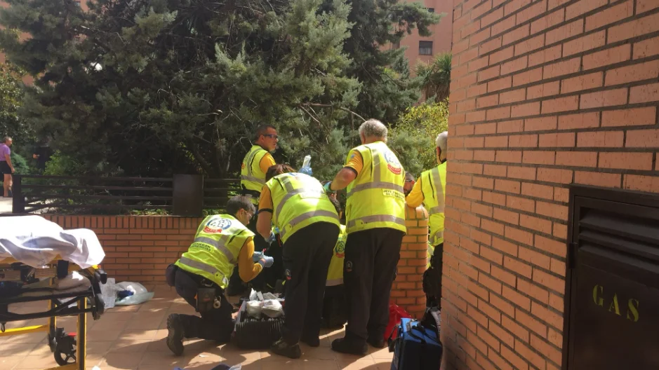 Los sanitarios atienden a un hombre, en estado crítico tras recibir un disparo.