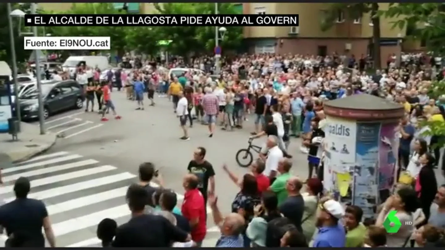 Vecinos de La Llagosta vigilan la casa de la familia desalojada y les acusan de ser peligrosos: "Llevan todos navajas" Vecinos de La Llagosta vigilan la casa de la familia desalojada y les acusan de ser peligrosos: "Llevan todos navajas"