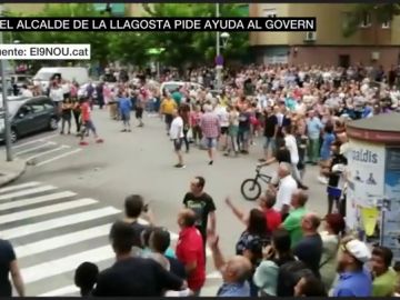 Vecinos de La Llagosta vigilan la casa de la familia desalojada y les acusan de ser peligrosos: "Llevan todos navajas" Vecinos de La Llagosta vigilan la casa de la familia desalojada y les acusan de ser peligrosos: "Llevan todos navajas"
